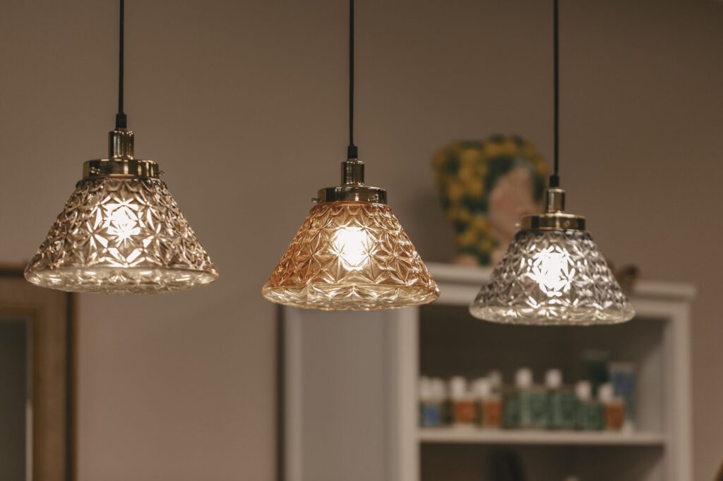 Glas-Hängelampen und Regal mit Naturhaarpflege-Produkten im Studio Schwungkraft