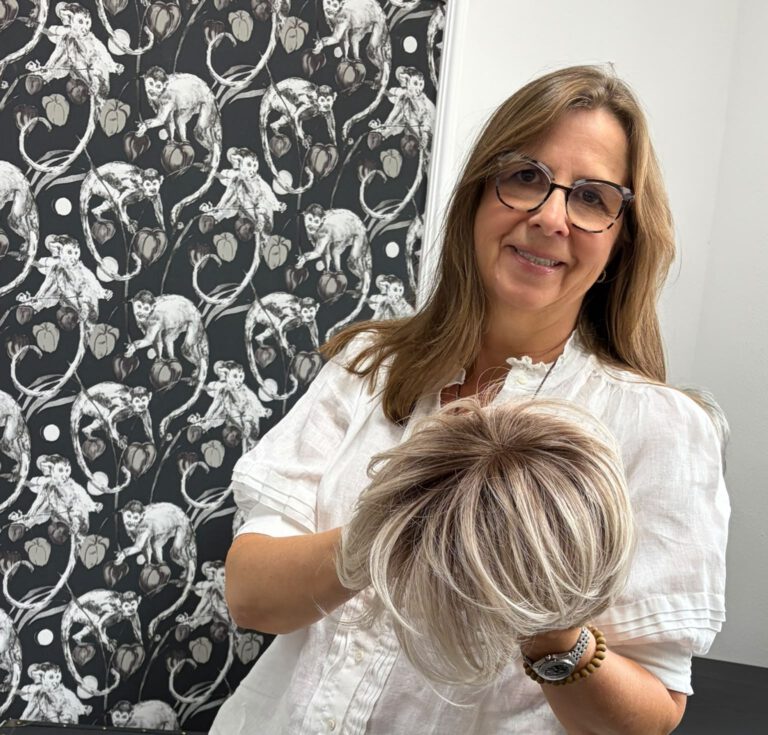 Susanne Burckhardt mit einer Perücke im Studio Schwungkraft